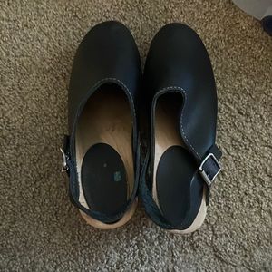 Lotta clogs. Soft black leather